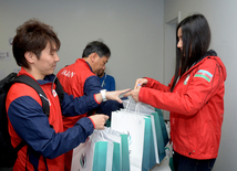 Делегации различных стран проходят аккредитацию на Кубок мира по прыжкам на батуте в Баку. Азербайджан, 3 март, 2016 